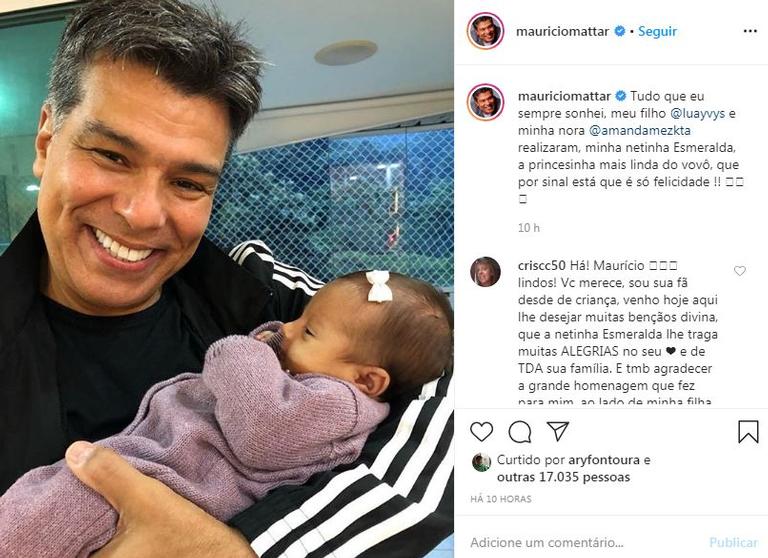 Mauricio Mattar baba pela neta em novo clique