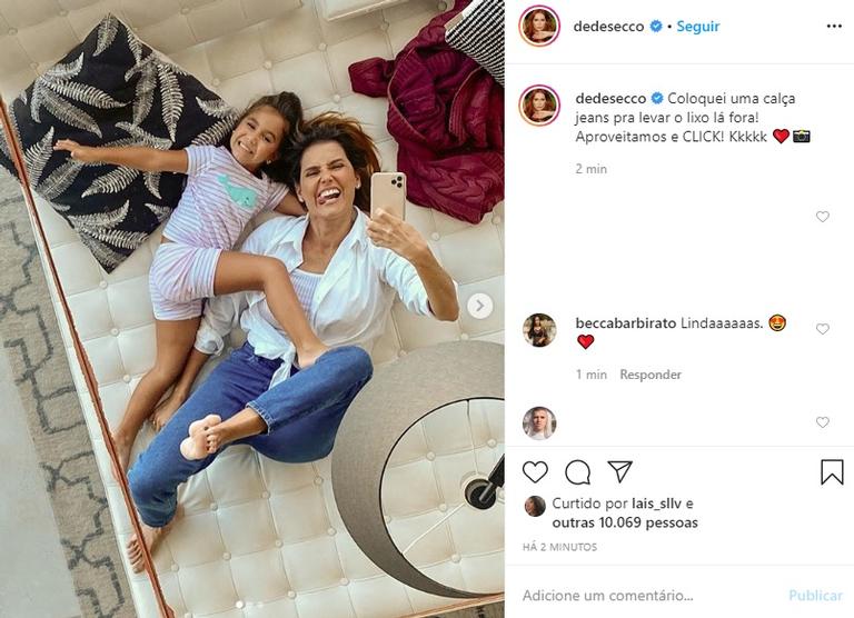 Deborah Secco posa agarrada com Maria Flor