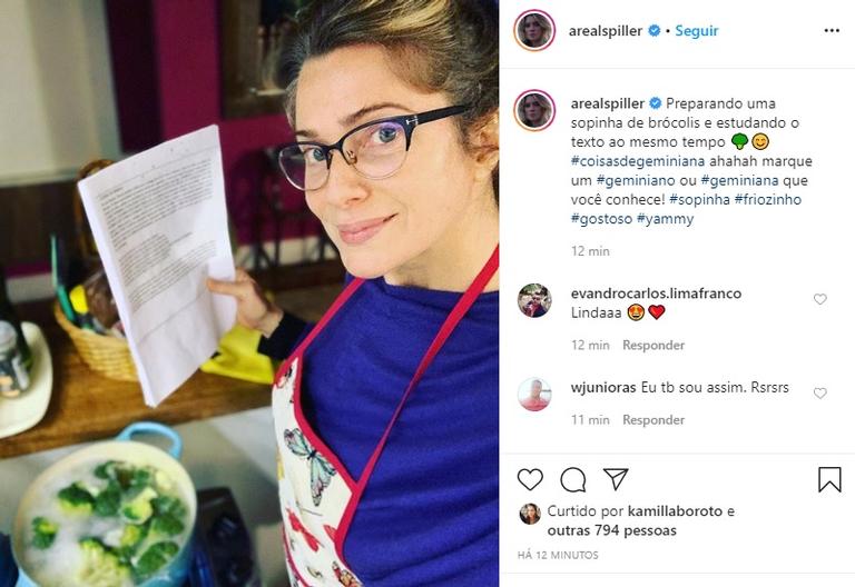 Leticia Spiller mostra produtividade ao cozinhar e estudar ao mesmo tempo