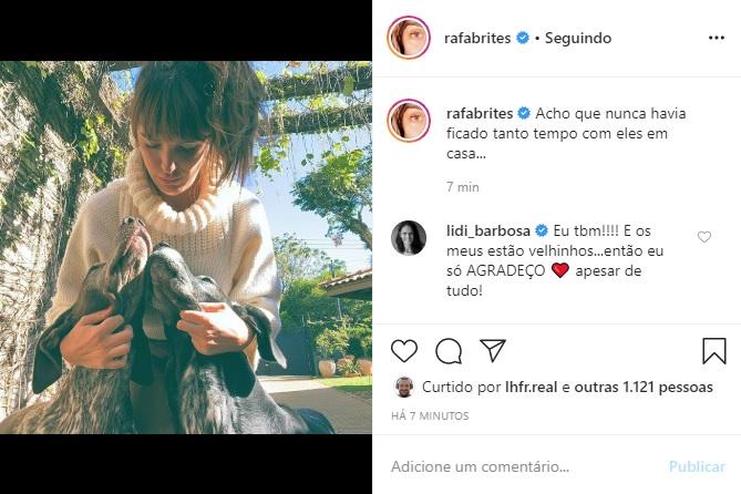 Rafa Brites compartilha clique ao lado de cachorros