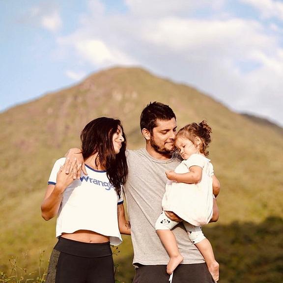 Yanna Lavigne faz linda homenagem à filha e ao marido