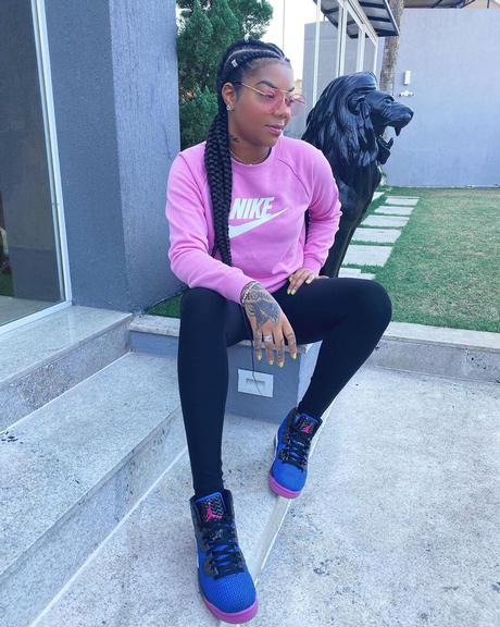 Ludmilla se arruma para ficar em casa e ganha elogios da web