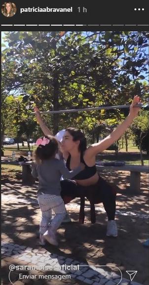 Patricia Abravanel treinando com a filha