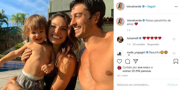 Isis Valverde surge agarrada com a família