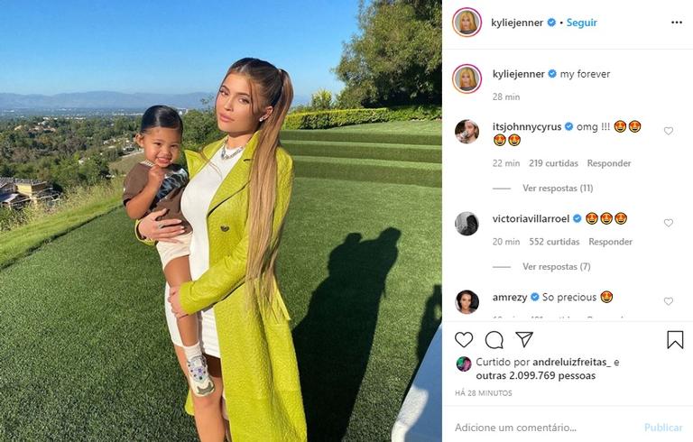 Kylie Jenner posa abraçada com Stormi