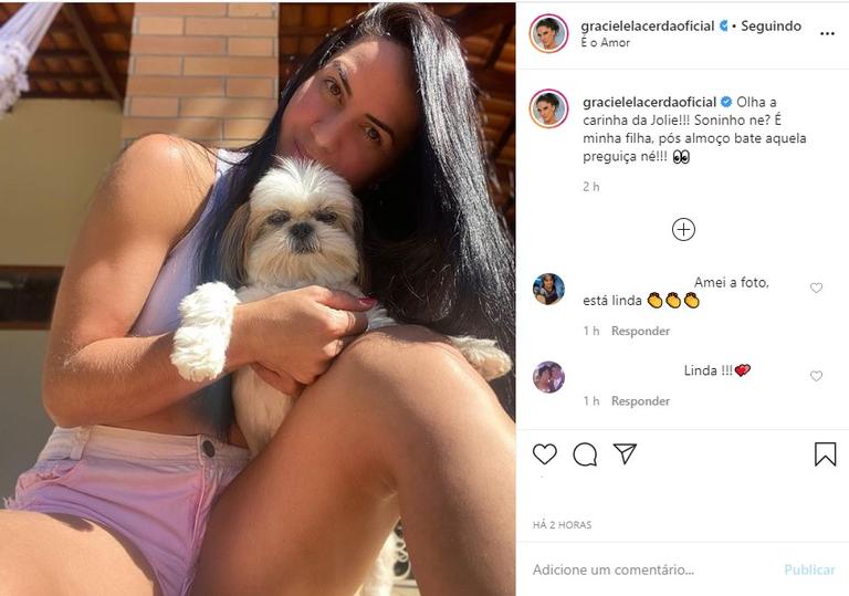 Graciele Lacerda e sua cachorrinha