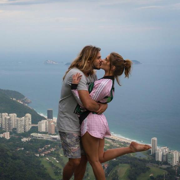 Isabella Santoni relembra aventura romântica que fez com o namorado