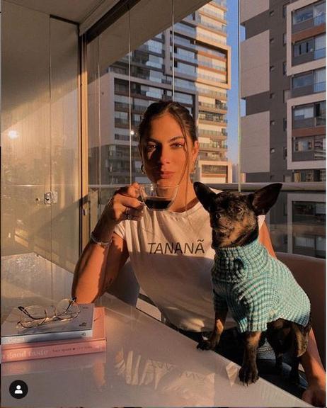 Mari Gonzalez encanta fãs ao posar ao lado de seu cachorro