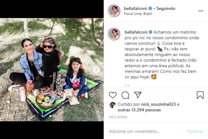 Bella Facolni leva as filhas para fazer pic nic