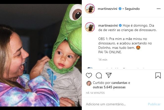 Vinicius Martinez veste Valentin com fantasia de dinossauro