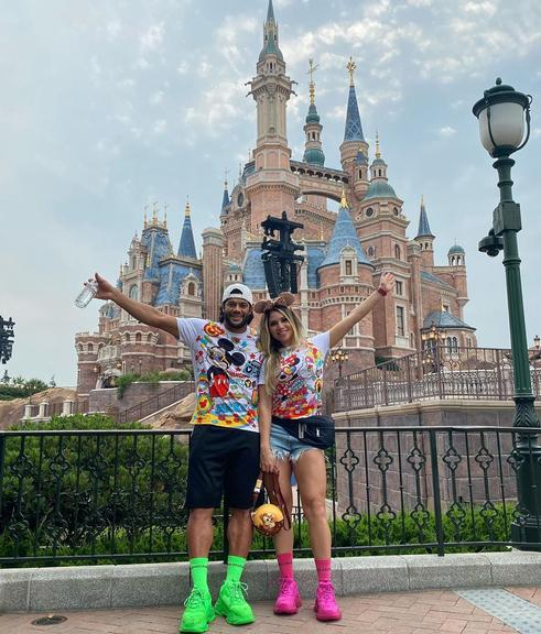 Após quarentena, Hulk e Camila se divertem em parque temático na China