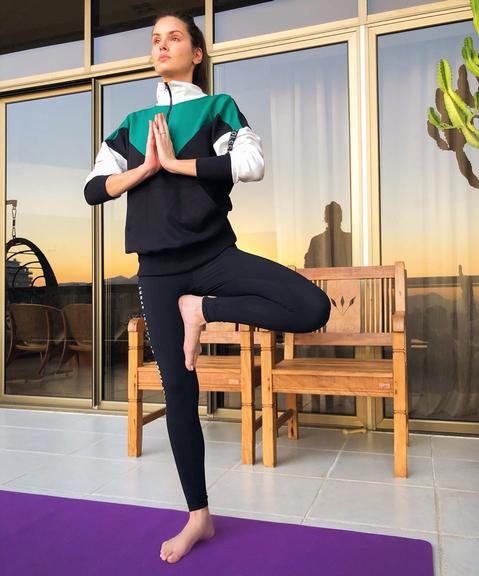 Camila Queiroz surge fazendo yoga e manda mensagem positiva