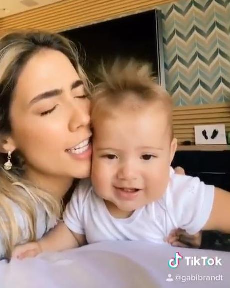 Gabi Brandt encanta a web com vídeo fofo ao lado do filho