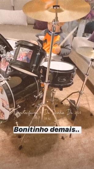 Thais Fersoza mostra Teodoro tocando bateria