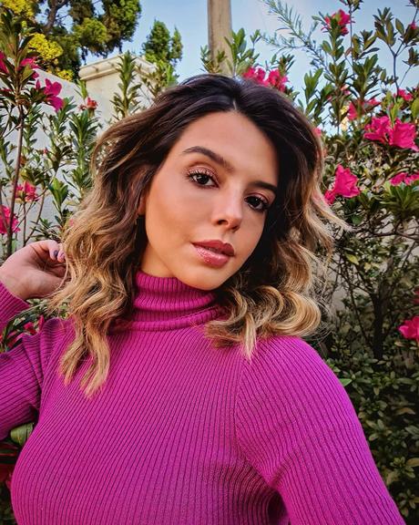 Giovanna Lancellotti arranca elogios da web ao surgir com look totalmente rosa