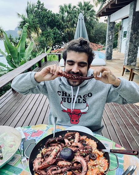 Caio Castro causa inveja ao comer polvo