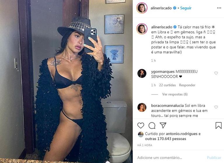 Aline Riscado posa de biquíni em frente ao espelho 