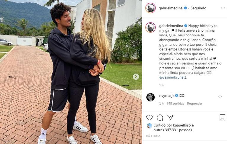 Gabriel Medina homenageia Yasmin Brunet em seu aniversário