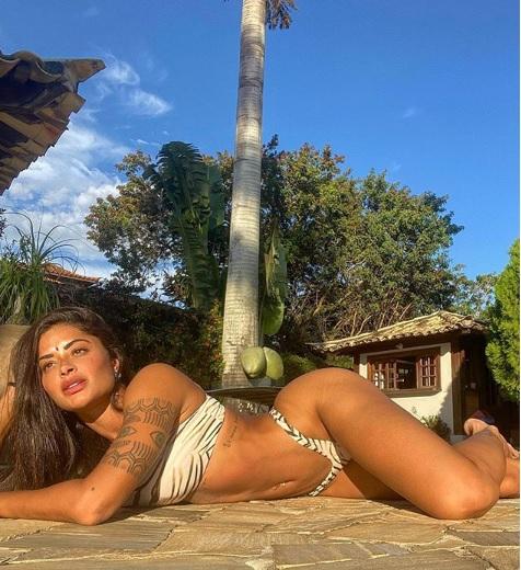 Modelo tomou sol de biquíni