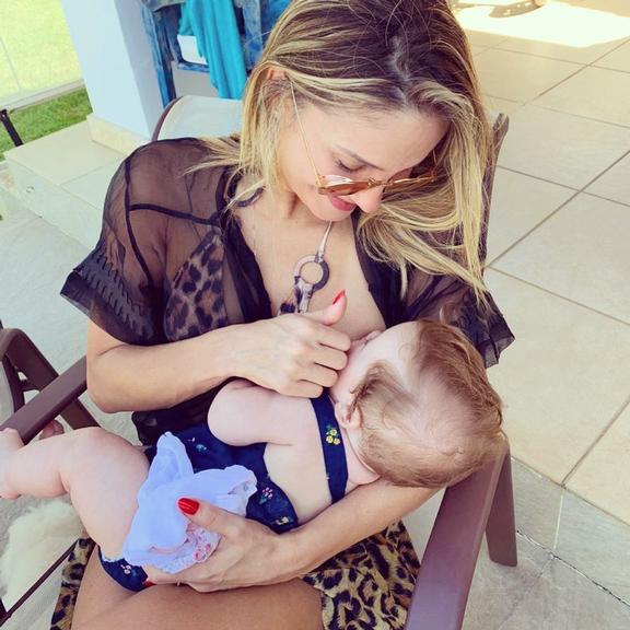 Claudia Leitte amamenta a filha caçula em lindo clique intimista 