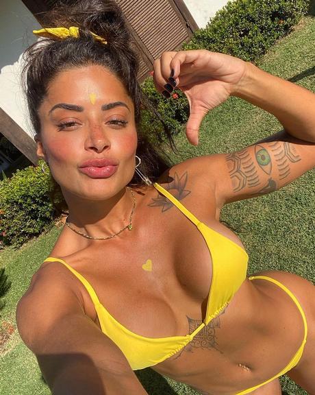 Aline Riscado arranca elogios da web ao posar de biquíni