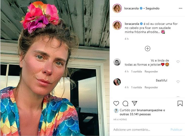 Carolina Dieckmann com flor na cabeça