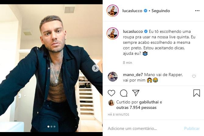 Lucas Lucco arranca elogios em fotos com camisa aberta 