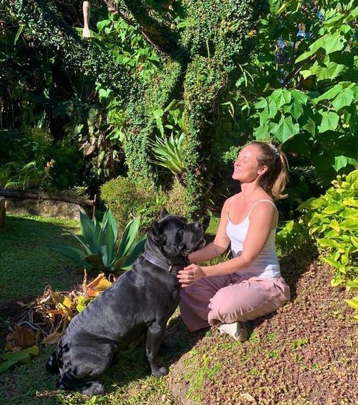 Paolla Oliveira curte banho de sol ao lado de um de seus cachorros