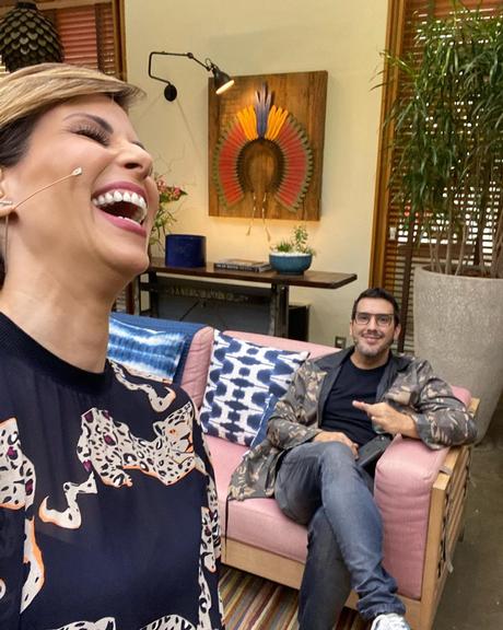 André Marques e Ana Furtado posam nos bastidores de programa