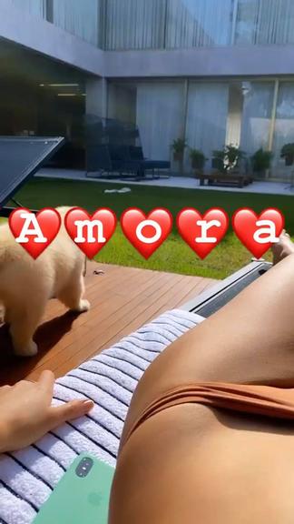 Bruna Marquezine aproveita o sol ao lado da sua cachorra