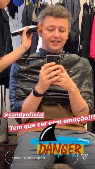 Sandy se arrisca e corta em casa o cabelo do maridão, Lucas Lima