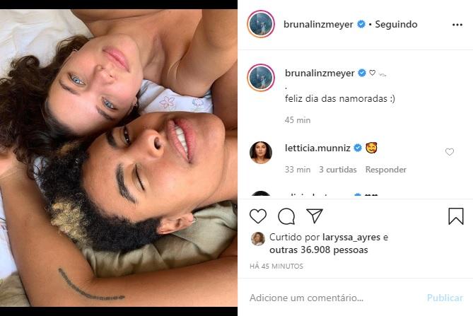 Bruna Linzmeyer usa as redes para se declarar para namorada