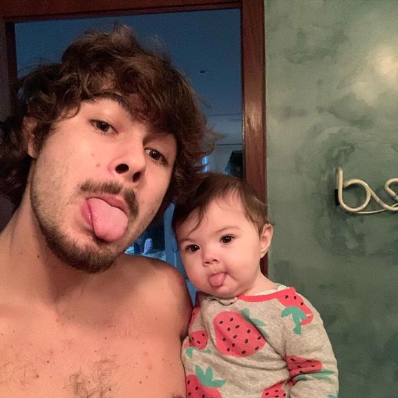 Rafa Vitti posa mostrando a língua com a filha, Clara Maria