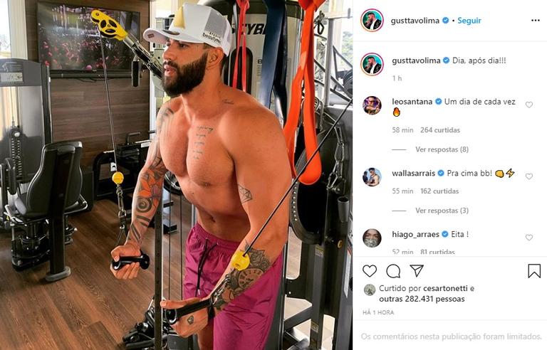 Gusttavo Lima impressiona com braços super musculosos 