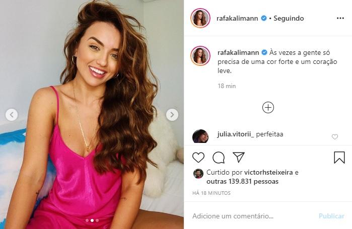 Rafa Kalimann arranca elogios em clique de vestido rosa