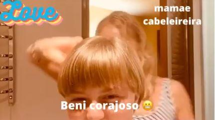 Angélica corta o cabelo do filho Benício em casa