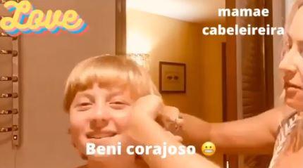 Angélica corta o cabelo do filho Benício em casa