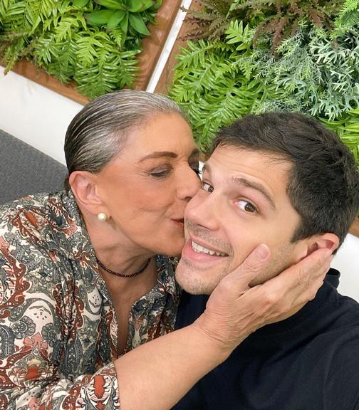 Duda Nagle esbanja amor e carinho ao visitar sua mãe, Leda Nagle