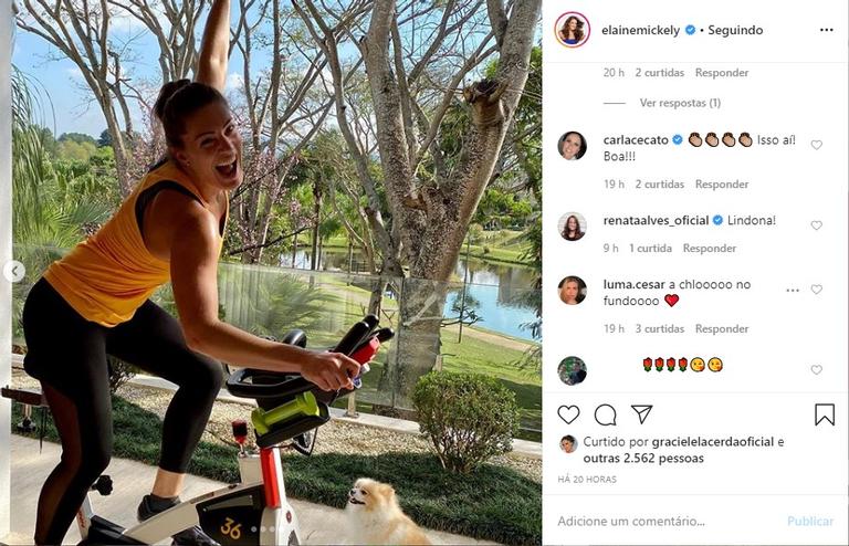 Elaine Mickely fazendo bike em casa