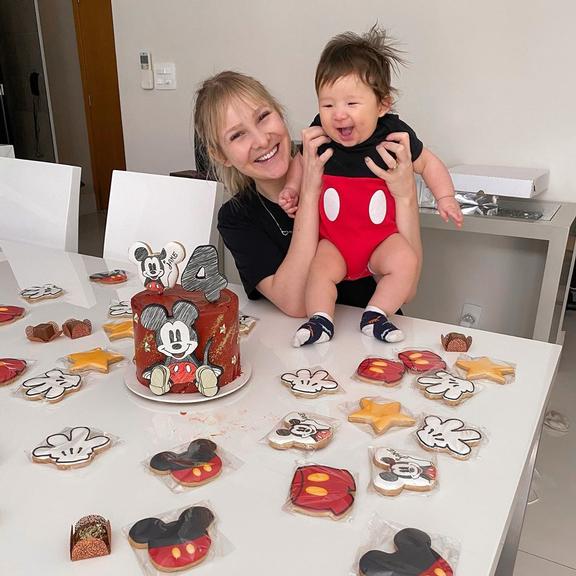 Sammy Lee celebra os 4 meses de Jake com festinha do Mickey