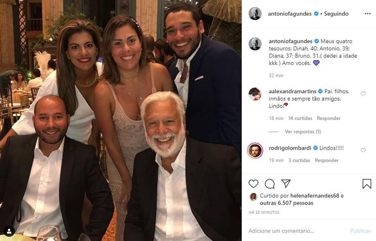 Antonio Fagundes posa com os filhos e entrega a idade deles