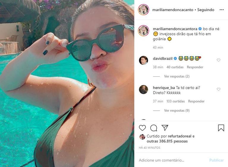 Marília Mendonça aproveita dia de sol na piscina