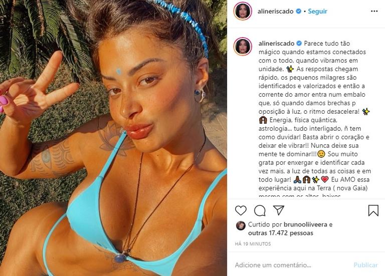 Aline Riscado posa de biquíni