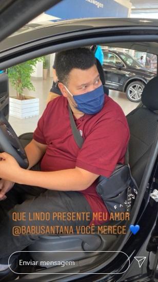 Babu Santana recebe carro que ganhou durante o BBB 20