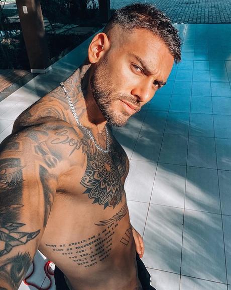 Lucas Lucco chama atenção da web ao surgir sem camisa