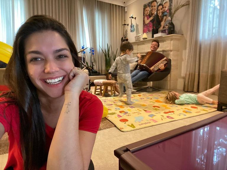 Thais Fersoza exibe momento divertido em família