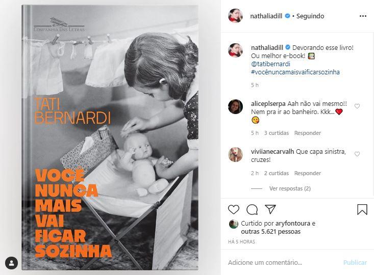 Grávida de seu primeiro filho, Nathalia Dill lê livro sobre maternidade