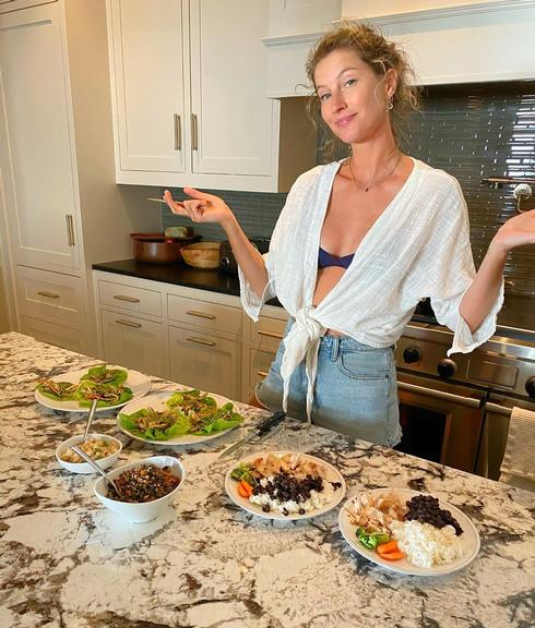 Descabelada, Gisele Bundchen exibe cardápio de seu almoço