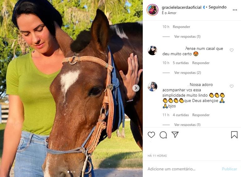 Graciele Lacerda andando a cavalo