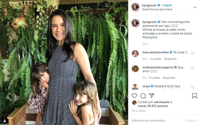 Kyra Gracie exibe a barriguinha em foto com as filhas